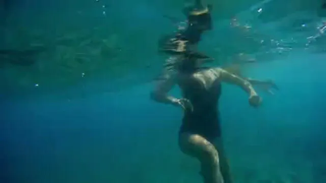 YouTube: el mar se la 'tragó' hace un año y la encuentran viva en el mismo lugar [VIDEO]