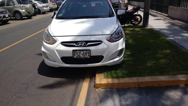#YoDenuncio: conductor estaciona vehículo en vía pública e impide el tránsito