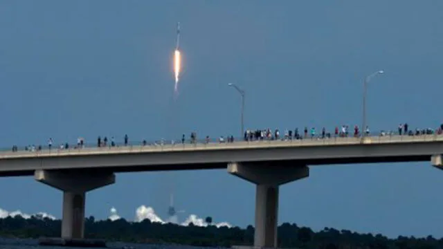 Ciudadanos observando el despegue del cohete del Crew Dragon. Foto: AFP.
