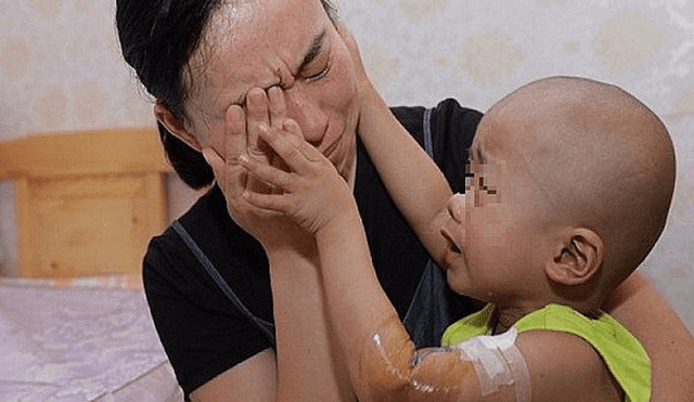 Madre de niño con cáncer rompe en llanto y reacción del pequeño se hace viral [FOTO]