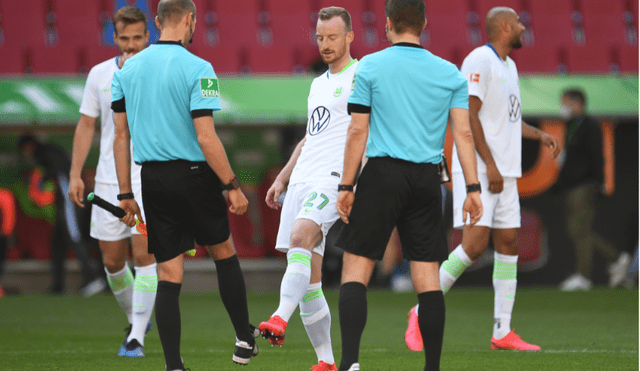 Jugadores del Wolfsburgo saludan a árbitros con los pies.
