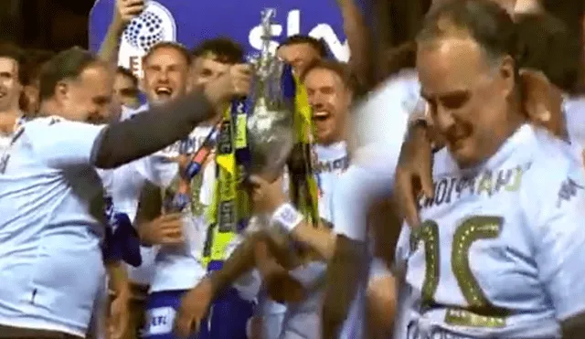 Leeds United de Marcelo Bielsa festejó el título obtenido de la Championship tras golear al Charlton. (FOTO: Captura LUTV/Composición La República).