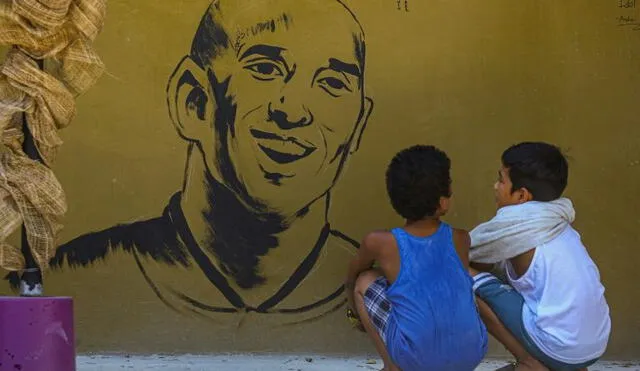 Los fanáticos de todo el mundo rinden homenaje a Kobe Bryant y a su hija Gianna. (Foto: AFP)