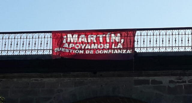 Vuelven a colocar carteles de respaldo a Martín Vizcarra en Arequipa [FOTOS]