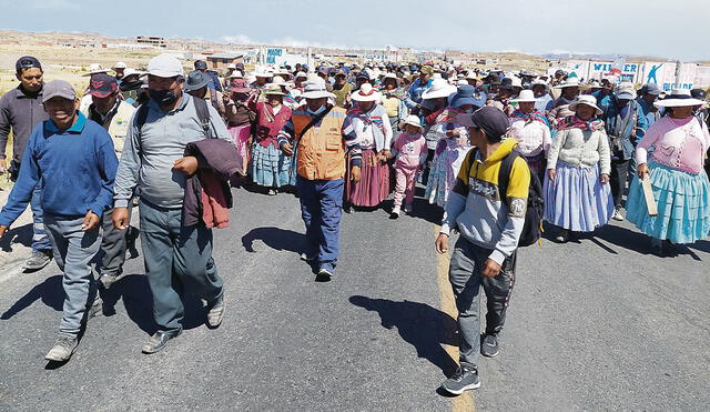 Paralización. Las comunidades aimaras de Ilave, en Puno, volvieron a bloquear las vías, en rechazo al Congreso y piden la renuncia de la presidenta Dina Boluarte.