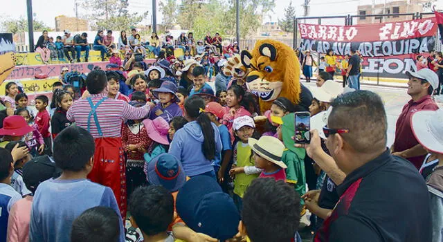 navidad. Más de 200 niños y niñas de Horacio Zeballos en Socabaya adelantaron fiestas con la mascota melgariana.