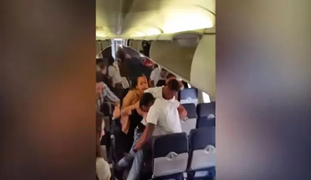 YouTube: hombres protagonizan vergonzosa pelea dentro de un avión
