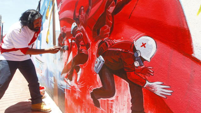 Puno. El artista plástico Lucas Pinazo Duran fue el responsable del mural. Foto: Carlos Cisneros