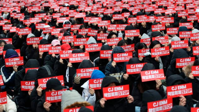 El pasado 22 de enero, cientos de fanáticos de X1 se reunieron fuera de CJ ENM para protestar.