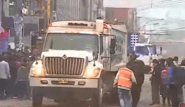 Desalojan ambulantes de calles de La Victoria y vecinos apoyan medida [VIDEO]