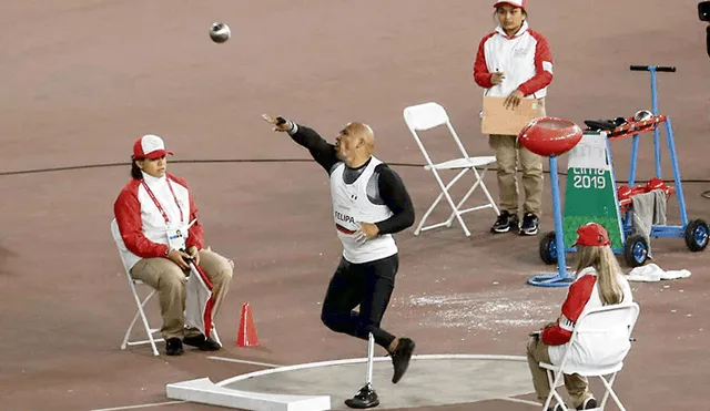 Fuerza. Carlos Felipa en plena competencia. Logró una marca de 10.71 metros. Fue ovacionado por el público.