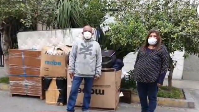 Hombre pernocta en la calle Los Palmares en una bolsa de dormir. (Foto: Captura de video / RTV)