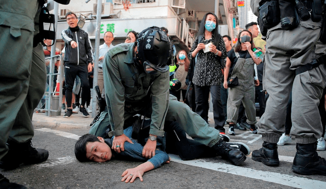 Policía dispara a un manifestante durante una violenta protesta [VIDEO]