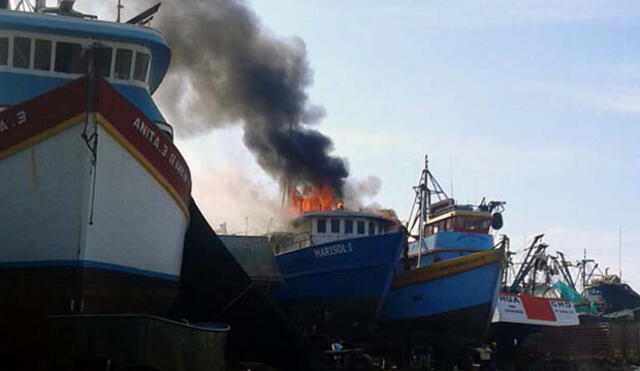 Incendio en embarcación pesquera en Chimbote | VIDEO