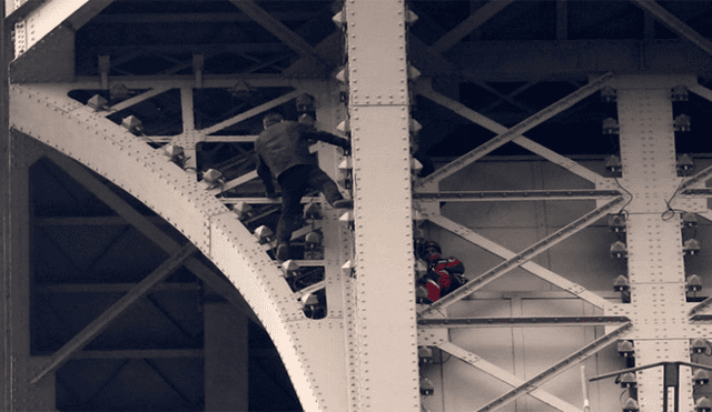 Evacúan la Torre Eiffel luego de que un hombre intentara escalarla [VIDEO]