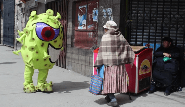 Singulares muñecos patrullan con la policía para crear conciencia en Bolivia [FOTOS]