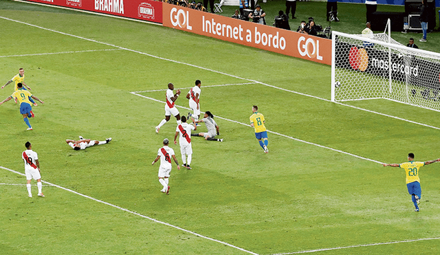 Error. Una falla en la salida acaba en el segundo tanto de Gabriel Jesús. Los jugadores peruanos se lamentan.