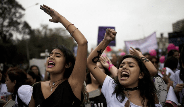 Mujeres peruanas protestando contra la violencia de género. Foto: Infobae.