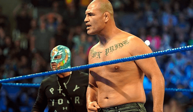 El excampeón mundial mexicano de UFC apareció en el episodio debut de SmackDown en Fox Sports.