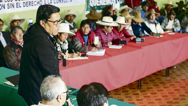 DIÁLOGO. Primer ministro Vicente Zeballos en reunión con campesinos de provincia de Espinar.