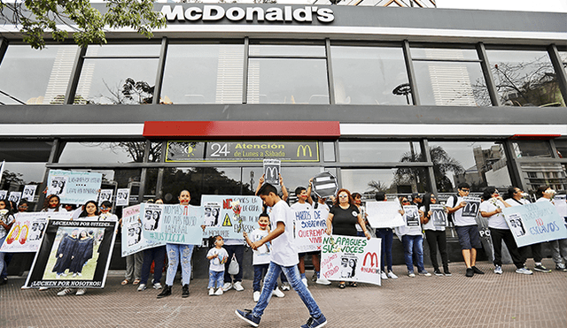 Familiares de los jóvenes fallecidos hicieron un plantón para reiterar que McDonald's no se acercó a ellos para darles alguna explicación. “Pedimos justicia para Carlos y Alexandra”. (Foto: Jorge Cerdán)