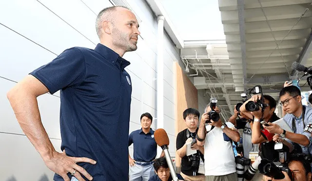 Hinchas del Vissel Kobe ovacionaron a Iniesta en su llegada a Japón