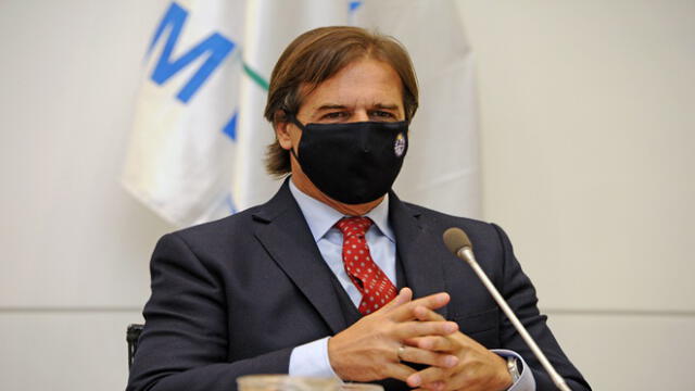 In this handout picture released on April 25, 2020 by Uruguay's Presidency, President Luis Lacalle Pou wears a face mask during a cabinet meeting in Montevideo. (Photo by - / Uruguay's Presidency / AFP) / RESTRICTED TO EDITORIAL USE - MANDATORY CREDIT "AFP PHOTO / URUGUAYAN PRESIDENCY" - NO MARKETING NO ADVERTISING CAMPAIGNS - DISTRIBUTED AS A SERVICE TO CLIENTS