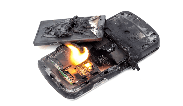 Pese a que los smartphones están equipados con sistemas de seguridad, fallos en sus componentes podrían provocar explosiones. | Foto: Shutter