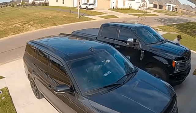 Mujer pensó que su esposo ya estaba yéndose en su camioneta, cuando lo vio tirado en la puerta de la cochera. El curioso momento se ha hecho viral en YouTube.