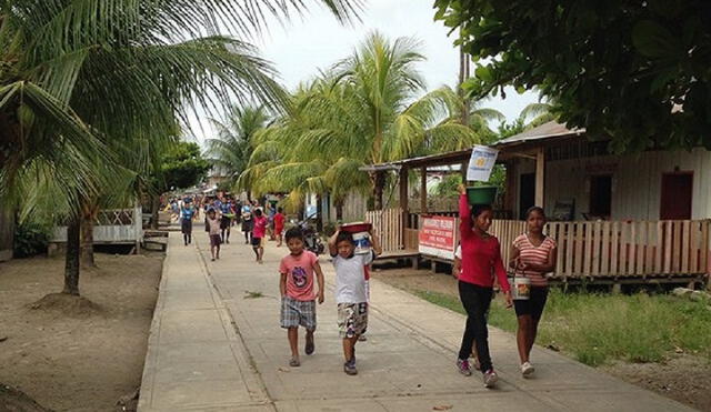 Loreto: niños de colegio son obligados a cargar sacos de arena durante horario de clases [FOTOS]
