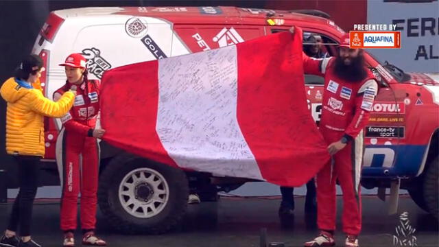 Fernanda Kanno y Alonso Carrillo llevaron a Arabia Saudita una bandera peruana con firmas de sus fanáticos. Foto: captura