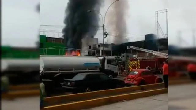 Cercado: bomberos controlan incendio en fábrica de plásticos de avenida Colonial