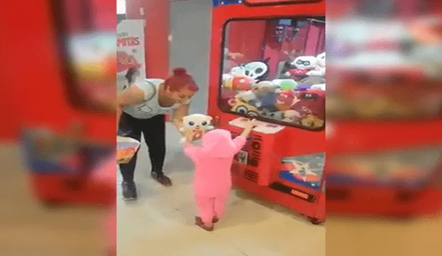 Facebook viral: Niña enseña ‘truco’ infalible para ganar en máquina de peluches 