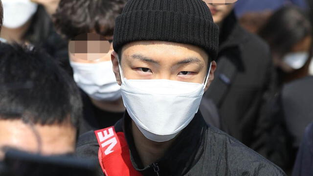 Desliza para ver más fotos de Lee Seung Hoon iniciando con su servicio militar obligatorio.