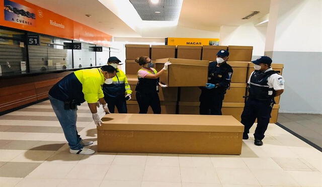 Ataúdes de cartón fueron almacenados en la terminal terrestre de Guayaquil (Ecuador). Foto:  EFE