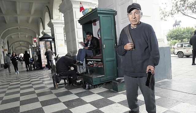 Memorioso. Américo Huarco (79) tiene 60 años trabajando en la Plaza San Martín. Conoce personajes e historias de quienes llegaban a los locales del lugar.