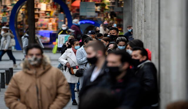 Este viernes 18 de diciembre en Madrid, España, hicieron cola para participar en la famosa lotería "El Gordo de Navidad". Foto: AFP