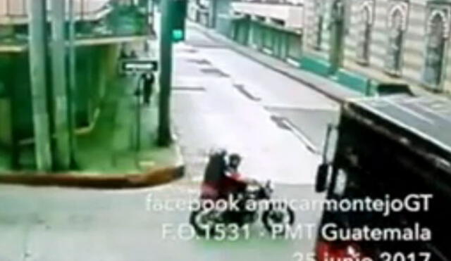 YouTube: Motociclista es arrollado por un bus al no respetar las señales de tránsito 