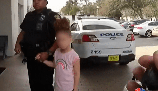La menor se mostraba tranquila cuando la oficial la llevaba de la mano hacia el centro de salud. (Foto: captura)