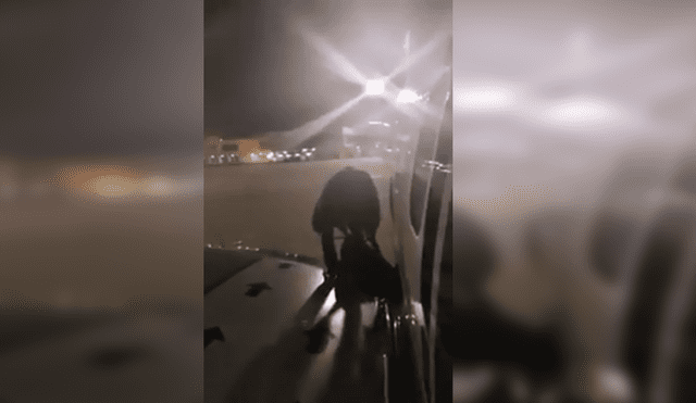 YouTube: se cansó de esperar y decidió bajar por el ala del avión [VIDEO]