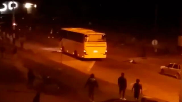 En la rambla de Montevideo unas personas lanzaron piedras a los vehículos castrenses. Foto: captura