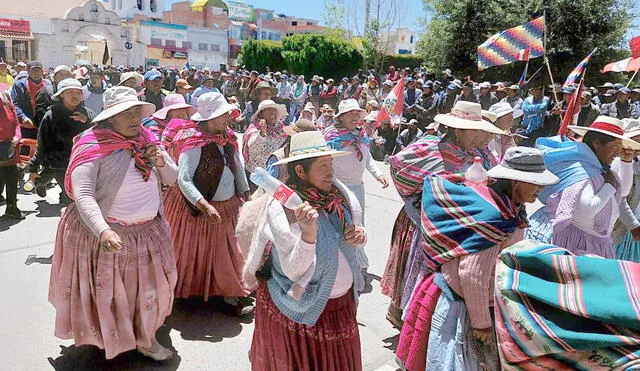 Población de Pilcuyo en marcha en la ciudad de Ilave. Foto: Liubomir Fernández/URPI-LR