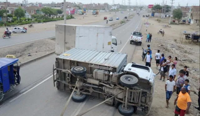 Chiclayo: Camión se despistó en la vía de Evitamiento