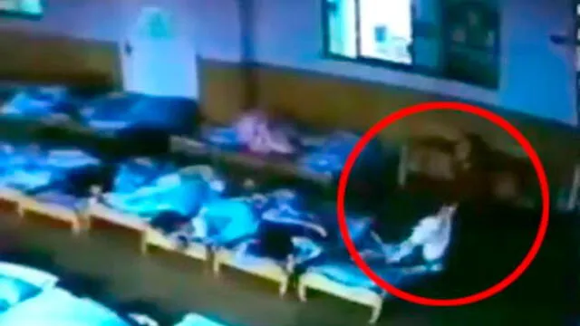 Profesora de jardín arroja al suelo a niño que dormía la siesta