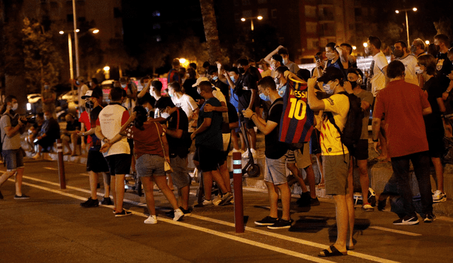 '¡Bartomeu dimisión!' es el cántico que se escucha en el estadio Camp Nou. Foto: EFE.