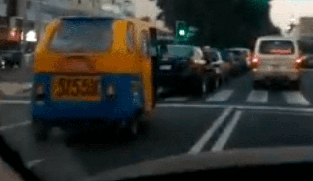 Facebook viral: persigue a mototaxista imprudente y queda en shock al verle la cara  [VIDEO]