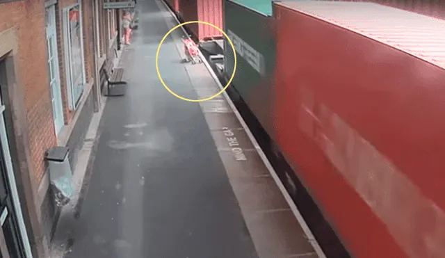 YouTube: madre descuida el coche de su bebé y termina destrozado por tren [VIDEO]