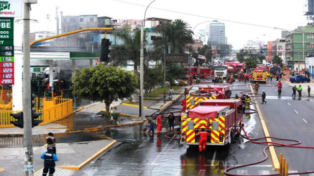 Avenida Brasil: tránsito sigue restringido por incendio en grifo frente al Hospital del Niño
