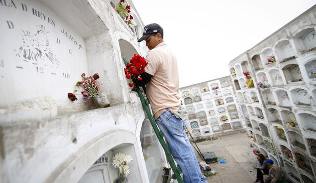 Cientos visitan el Cementerio El Ángel por el Día del Padre [FOTOS]