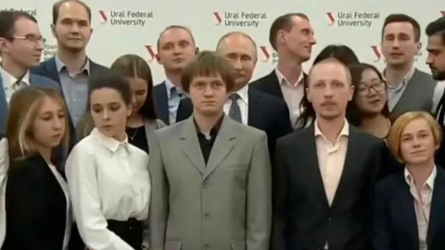 Estudiante tapa al presidente de Rusia mientras toman fotografía oficial de la visita del mandatario a una universidad. Foto captura YouTube.